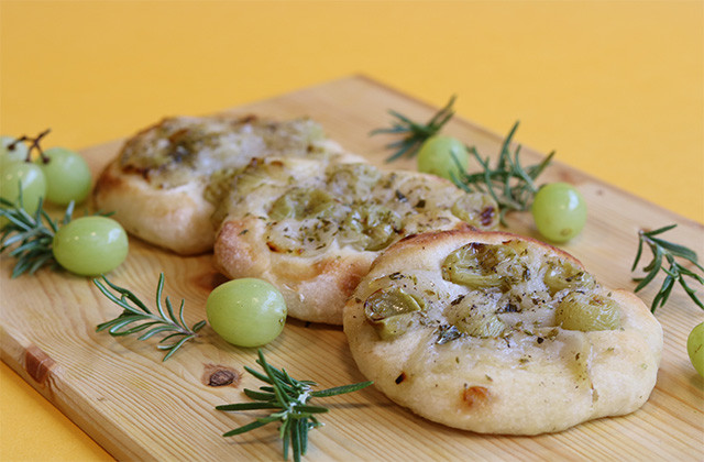 Scones with onion, oregano and grapes
