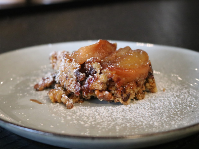 Crumble of pear and walnuts