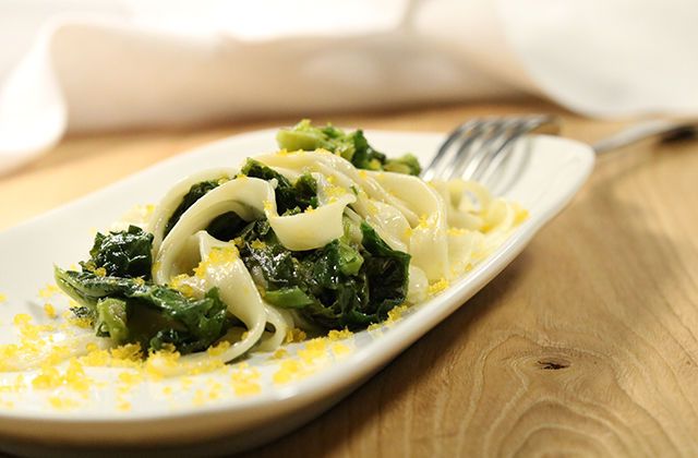 Tagliatelle of fresh pastry with turnip greens and bottarga