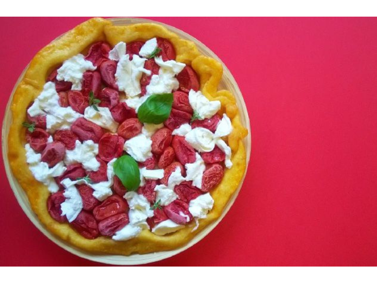 Tatin pizza with cherry tomatoes and burrata
