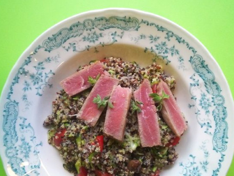 Cold tricolour quinoa with marinated courgettes and seared tuna